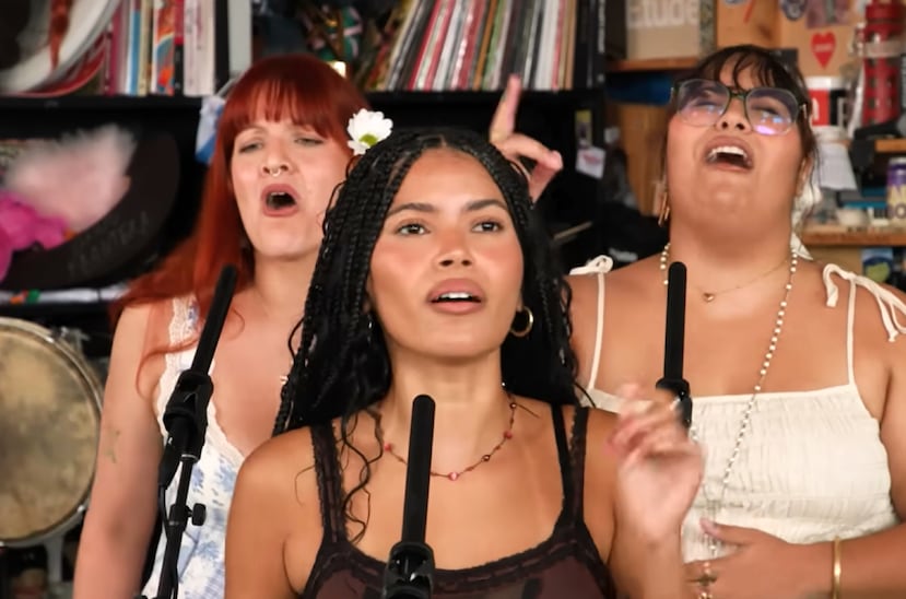 Lorén Aldarondo, al centro, es la vocalista principal del grupo puertorriqueño Chuwi, quienes formaron parte del "Tiny Desk" de NPR.