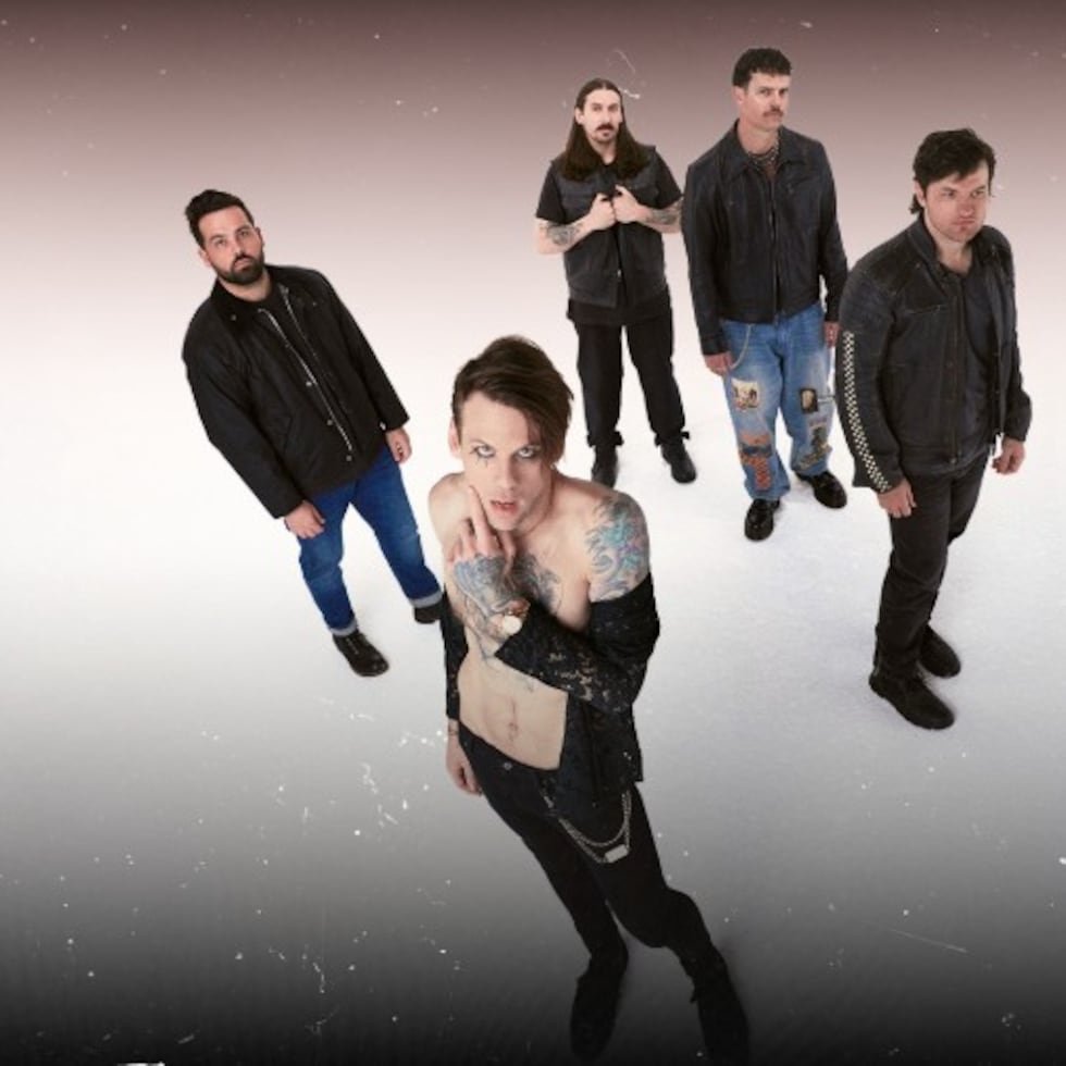 Caleb Shomo, al centro, es el vocalista de la banda Beartooth.