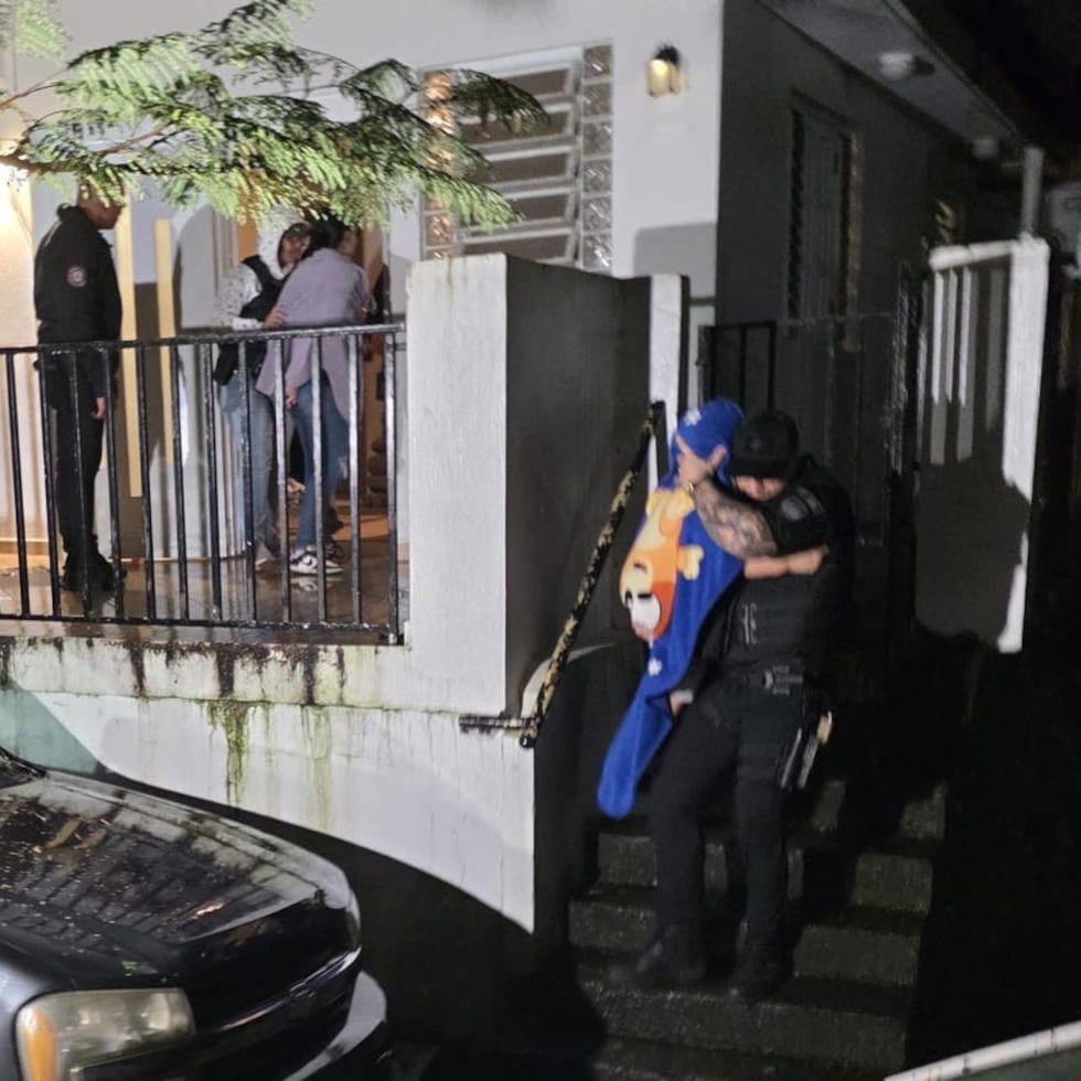 Un allanamiento en Gurabo resultó en el rescate de una niña y un niño de una casa donde encontraron drogas y un arma de fuego.
