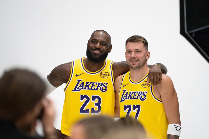 LeBron James (23) posa con Luka Doncic (77) durante el dia de medios de los Lakers de Los Ángeles.