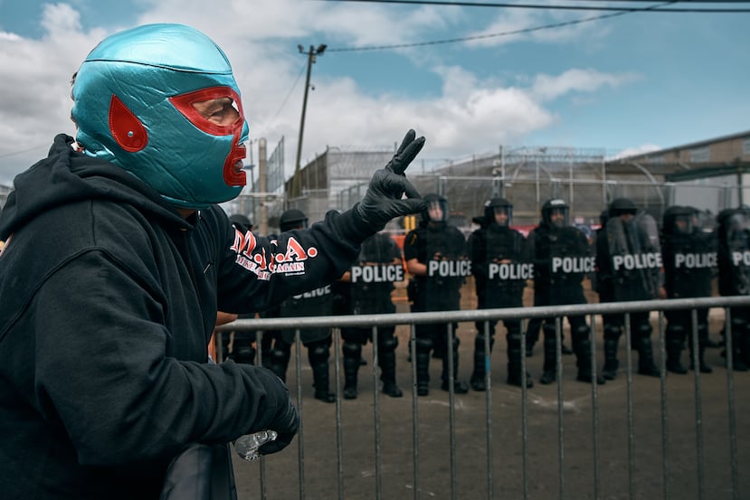 Un simpatizante del movimiento MAGA reacciona frente a manifestantes en las afueras del centro de detención Delaney Hal.