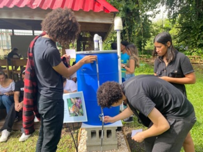 Estudiantes interactúan con el sistema de almacenamiento de agua de LEADS.