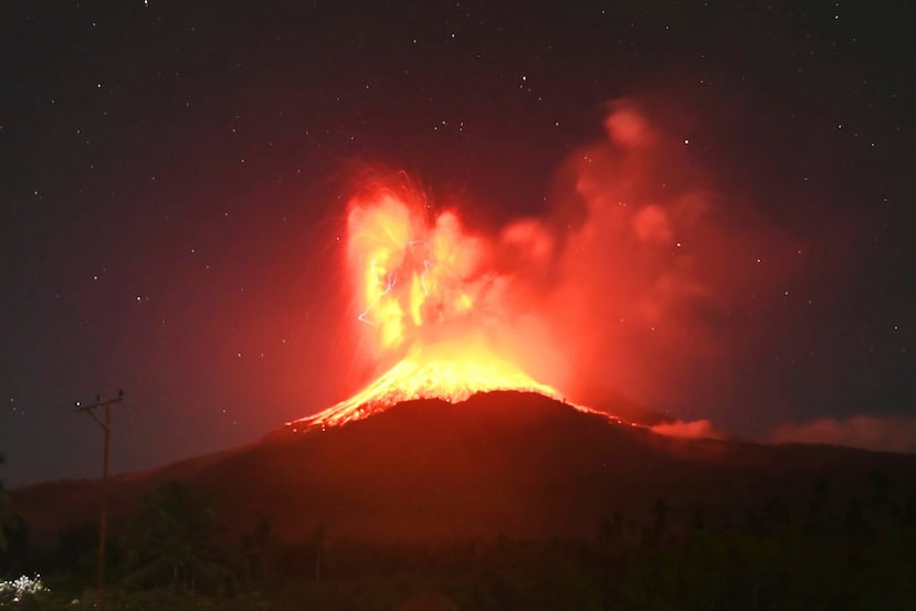 In this photo released by Geological Agency (Badan Geologi) of the Indonesia's Ministry of Energy and Mineral Resources, lava glows on the slope of Mount Lewotobi Laki-Laki during an eruption in East Flores, Indonesia, Friday, August. 1, 2025. (Badan Geologi via AP)