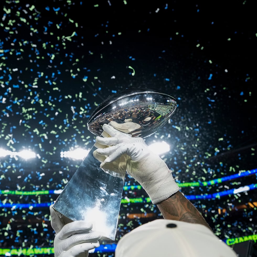 Un integrante de los Seahawks de Seattle celebra con el Trofeo Lombardi después de derrotar a los Patriots de Nueva Inglaterra en el Super Bowl 60.