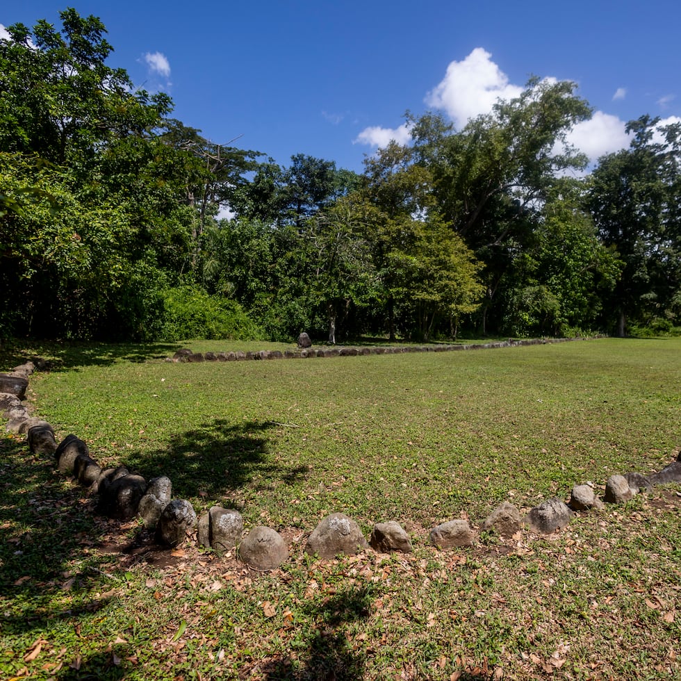 El Centro Ceremonial Indígena de Tibes, en Ponce, cuenta con nueve plazas y bateyes delimitados por hileras de piedras nativas y talladas. La entrada es gratis y abre de martes a domingo.