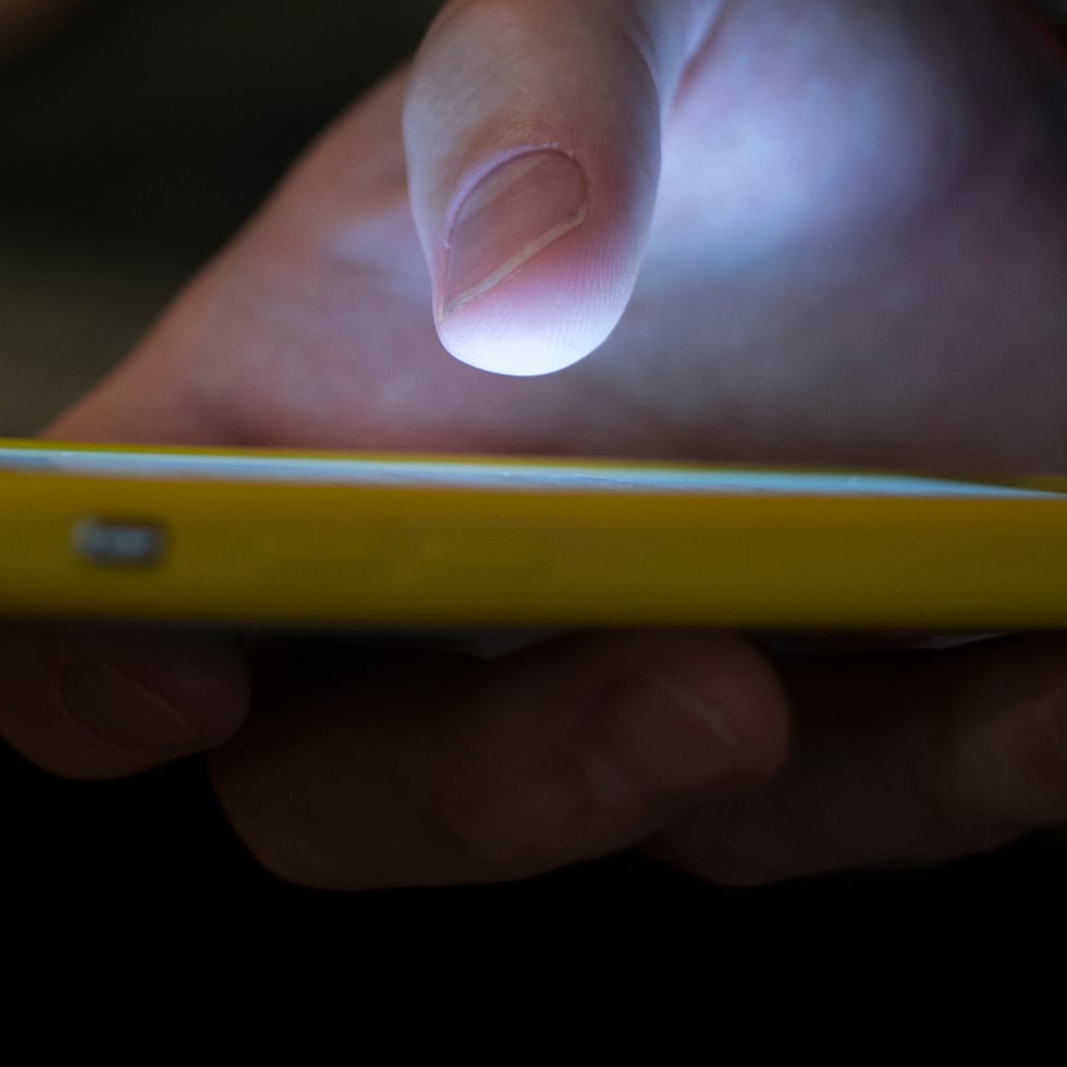 Está acusado de haber publicado anuncios en línea, organizado encuentros, vigilado y presionado a la mujer para que realizara actos sexuales en internet con el fin de atraer a más clientes, precisa el documento.