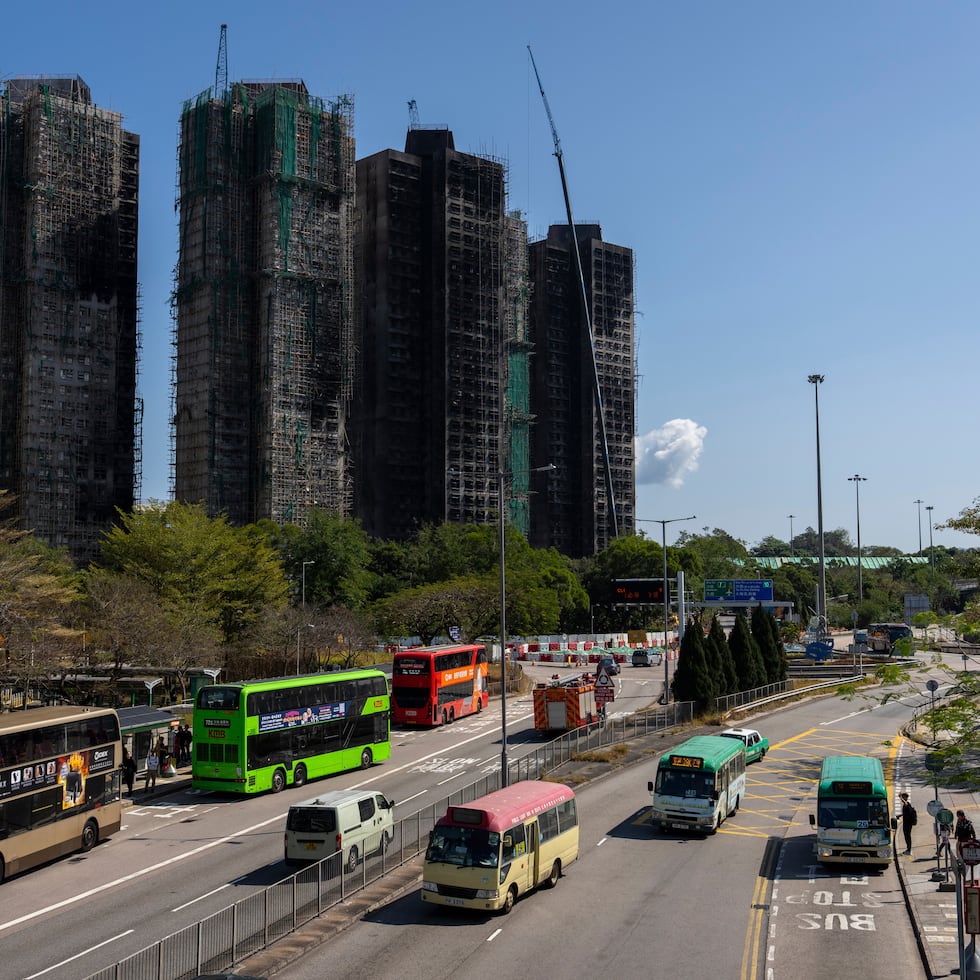 Vista de las torres del complejo residencial Wang Fuk Court, arrasadas por un incendio, en el distrito de Tai Po, en Hong Kong.