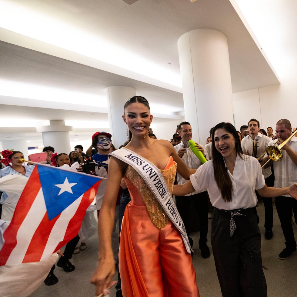 Zashely Alicea, Miss Universe Puerto Rico 2025, arribó hoy a suelo boricua luego de conseguir un puesto en el Top 12, en la edición 74 de Miss Universe, que se celebró en Bangkok, Tailandia.