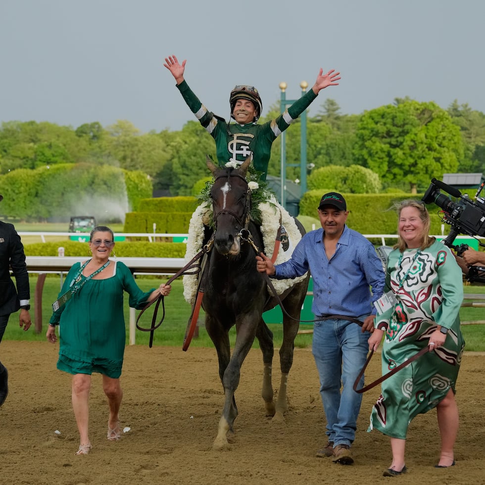 El jinete José Luis Ortiz, aquí celebrando con Golden Vekoma tras ganar el Belmont Stakes, conquistó el sábado de punta a punta el Stephen Foster Stakes, un clásico con bolsa de $2 millones en premios.