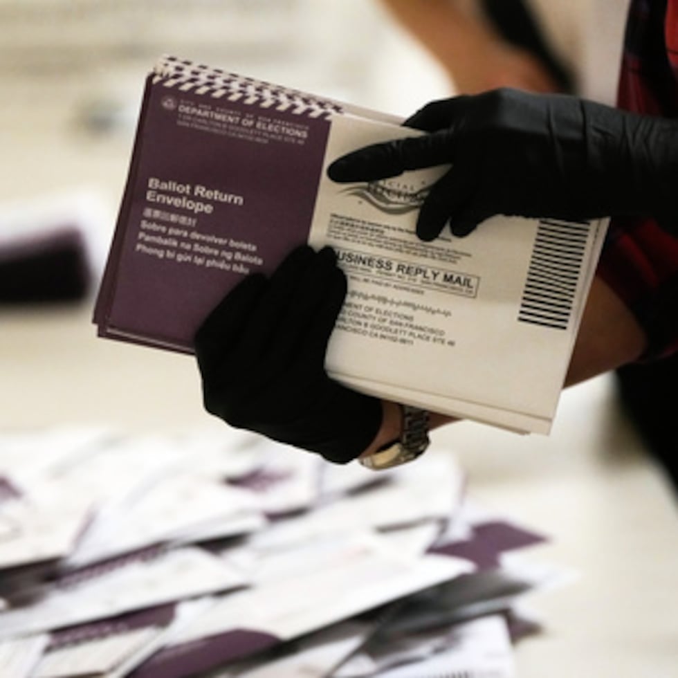 ARCHIVO - Empleados del Departamento Electoral clasifican las papeletas de voto por correo para las elecciones primarias de California en el Ayuntamiento el martes 2 de junio de 2026, en San Francisco. (Foto AP/Jeff Chiu, archivo)