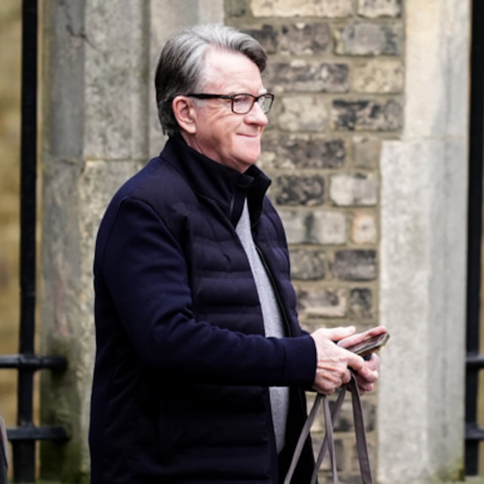 Peter Mandelson fue filmado mientras era conducido por agentes vestidos de civil desde su casa en Londres hasta un automóvil el lunes por la tarde.