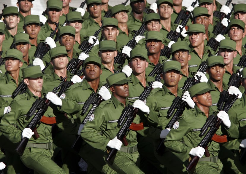 Miembros de las fuerzas especiales del ejército cubano en una parada militar en la Plaza de la Revolución en La Habana, el 2 de diciembre de 2006, con motivo del 50 aniversario del regreso de Fidel Castro de su exilio en México, a bordo del barco Granma.