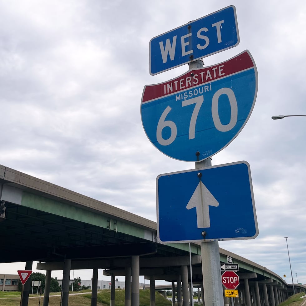 Una señal de la I-670 cerca del lugar de un tiroteo el jueves 18 de junio en Kansas City, Missouri