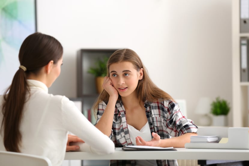 La conversación con el profesional de la salud es importante porque los jóvenes ven el cigarro electrónico como menos dañino que el tradicional. (Shutterstock)