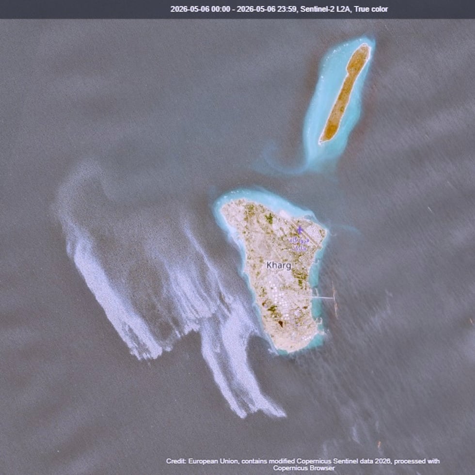 Esta imagen satelital proporcionada por la Agencia Espacial Europea muestra un aparente derrame de petróleo en el Golfo Pérsico, frente a la costa occidental de la isla de Kharg, principal terminal de exportación de crudo de Irán, el miércoles 6 de mayo de 2026.