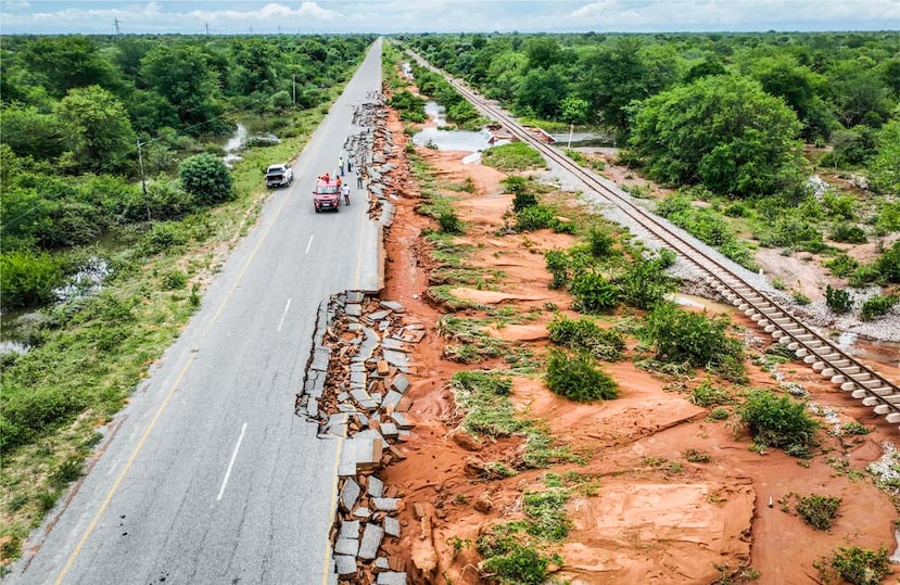 Viajeros inspeccionan la carretera Combomune-Mapai, dañada por las inundaciones en la provincia de Gaza, Mozambique, el sábado 17 de enero de 2026. (Foto AP)