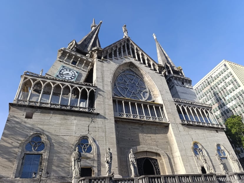 Una de las torres de esta iglesia en Colombia se vio afectada por el terremoto reportado.