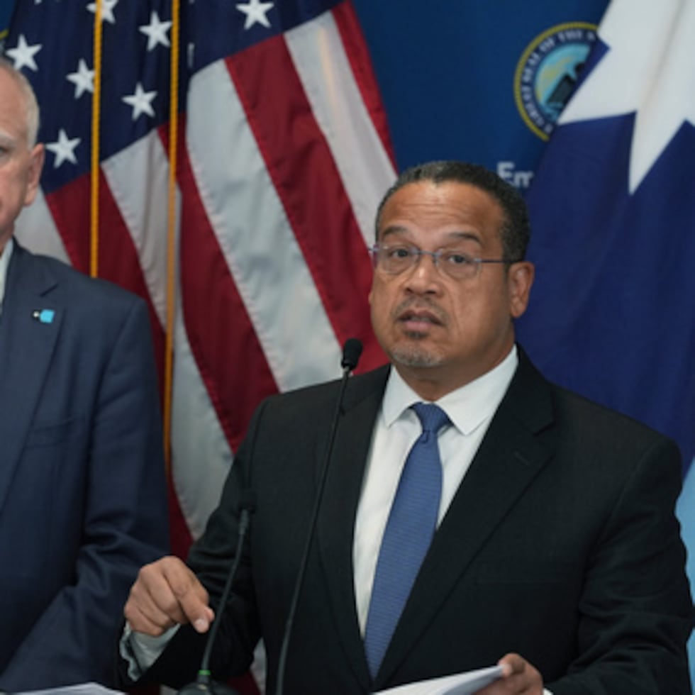El fiscal general Keith Ellison, a la derecha, y el gobernador de Minnesota Tim Walz dan una rueda de prensa en Blaine, Minnesota.
