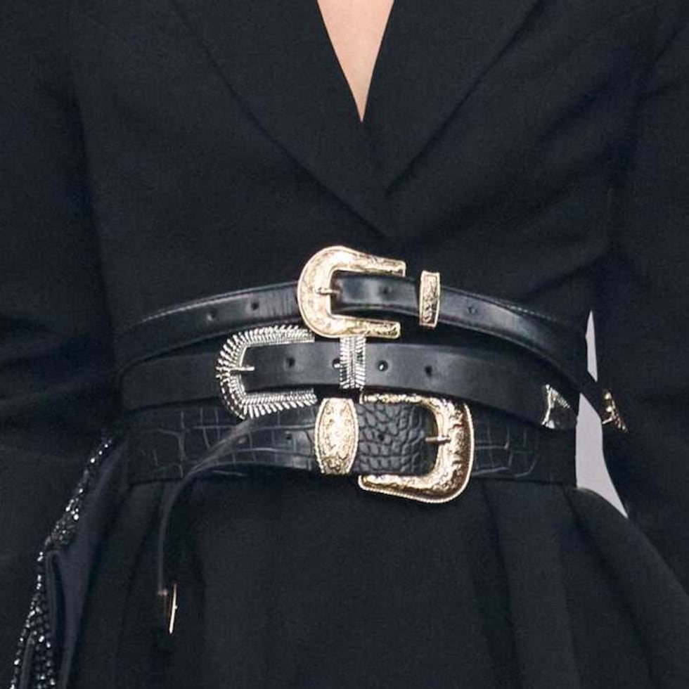 Las correas se consolidan como protagonistas entre las nuevas tendencias moda. Kresha Bajaj combina piezas con efecto cocodrilo y siluetas de inspiración western, creando un "look" de capas que pone toda la atención en la cintura.