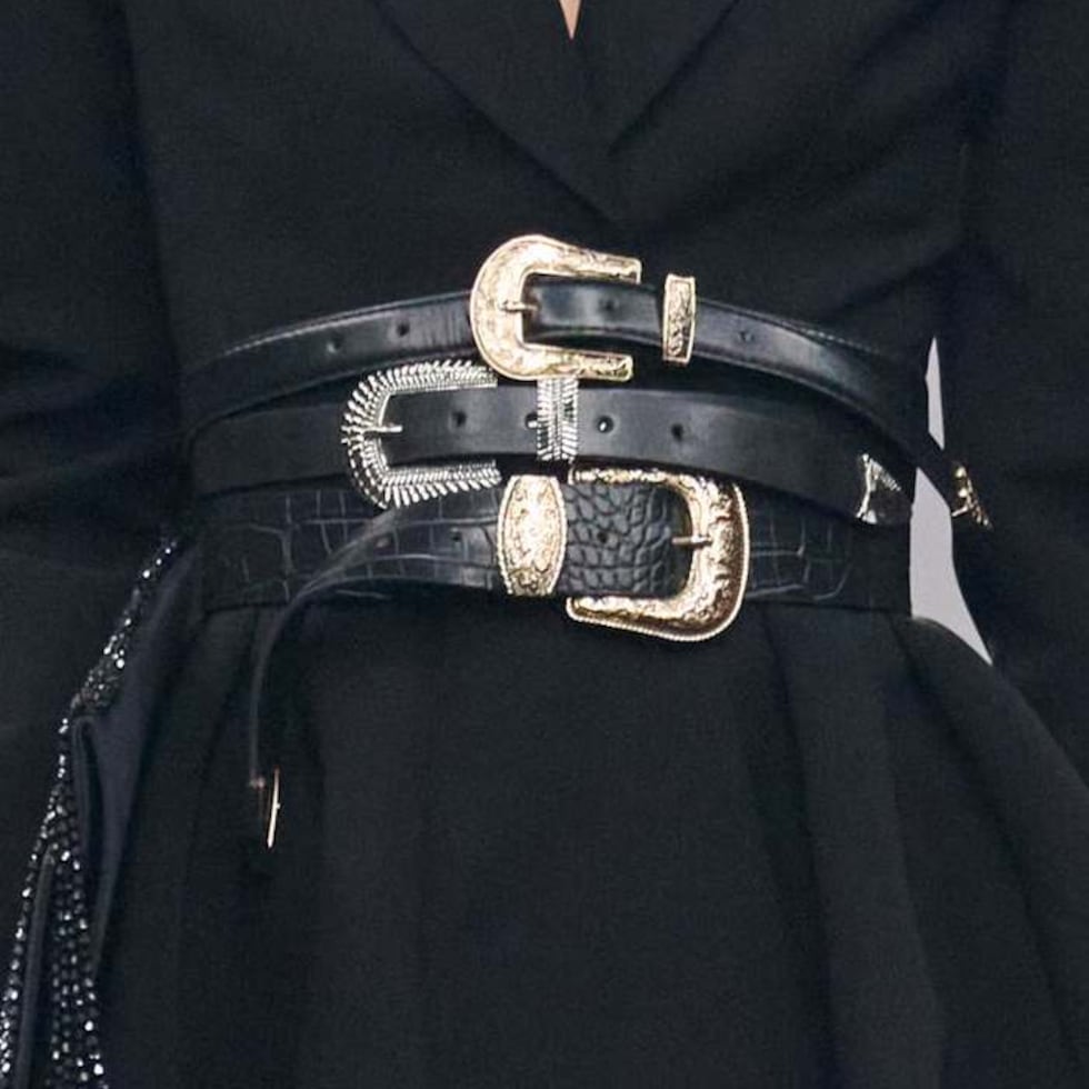 Las correas se consolidan como protagonistas entre las nuevas tendencias moda. Kresha Bajaj combina piezas con efecto cocodrilo y siluetas de inspiración western, creando un "look" de capas que pone toda la atención en la cintura.