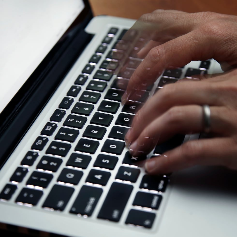 Las computadoras, en su nivel más básico, representan todo mediante una señal eléctrica binaria que registra uno de dos estados: encendido o apagado. Por eso, para procesar datos complejos, la computadora debe codificarlos en números binarios.