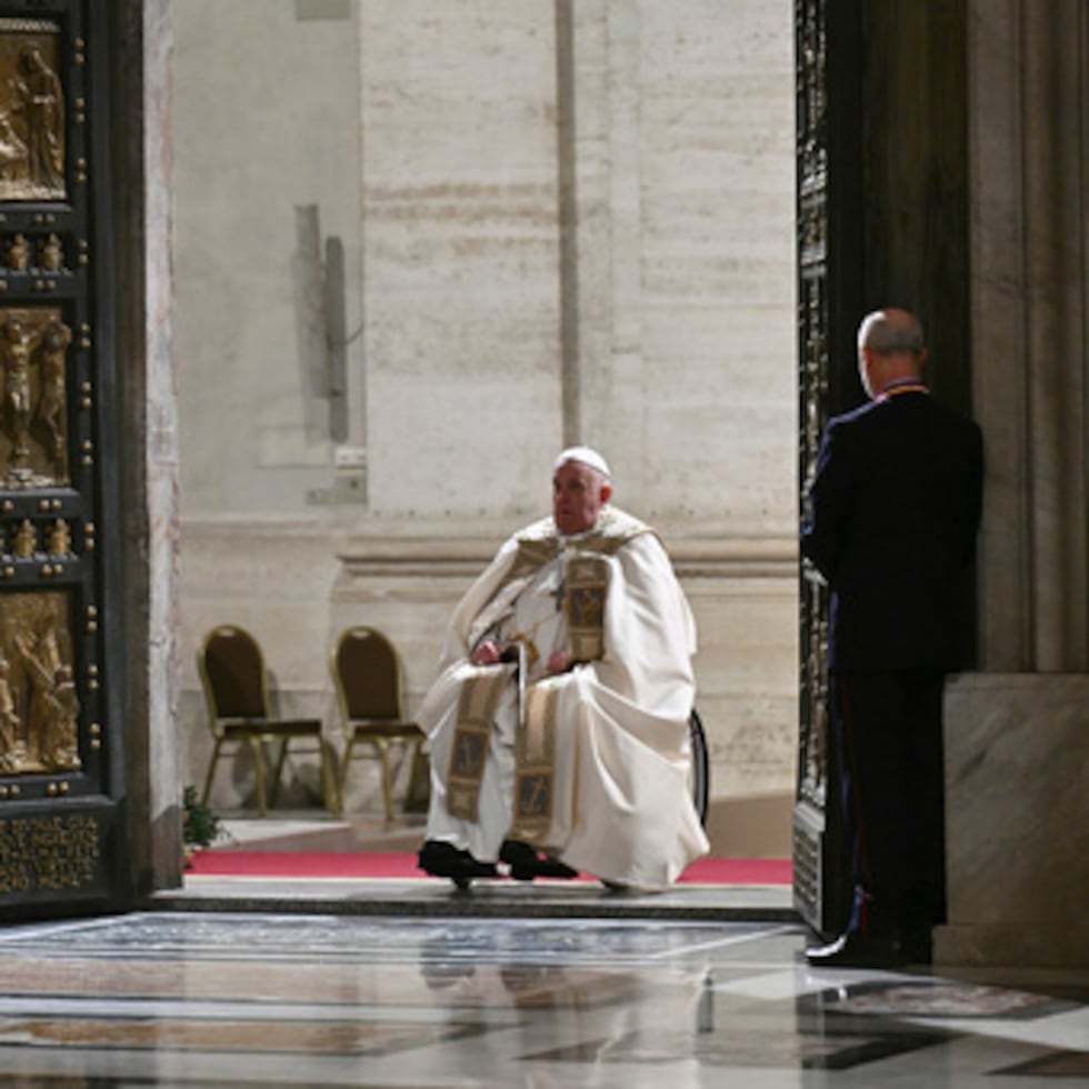 ARCHIVO - El Papa Francisco abre la Puerta Santa de la Basílica de San Pedro con motivo del inicio del Año Jubilar Católico, en el Vaticano, el 24 de diciembre de 2024. (Alberto Pizzoli/Pool Photo vía AP, archivo)