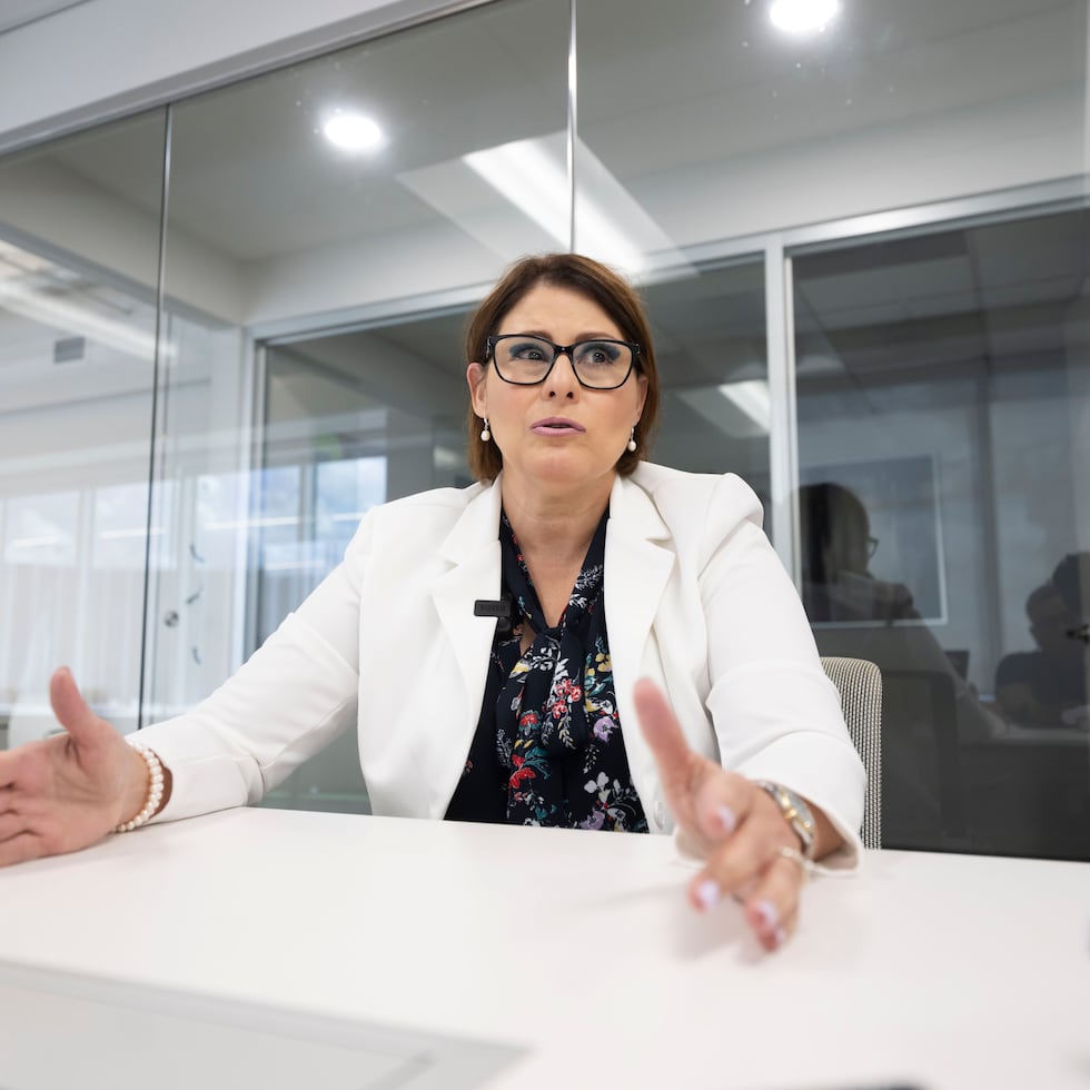 In an interview with El Nuevo Día, Zapata acknowledged that although she and her team believed the competitive bidding process could have been conducted differently, rather than under the supervision of the Public-Private Partnerships Authority (P3 Authority) Independent Procurement Office (3PPO), she did not raise objections because the proposals had already been evaluated to a significant extent, and doing so would have caused delays amid the energy emergency.