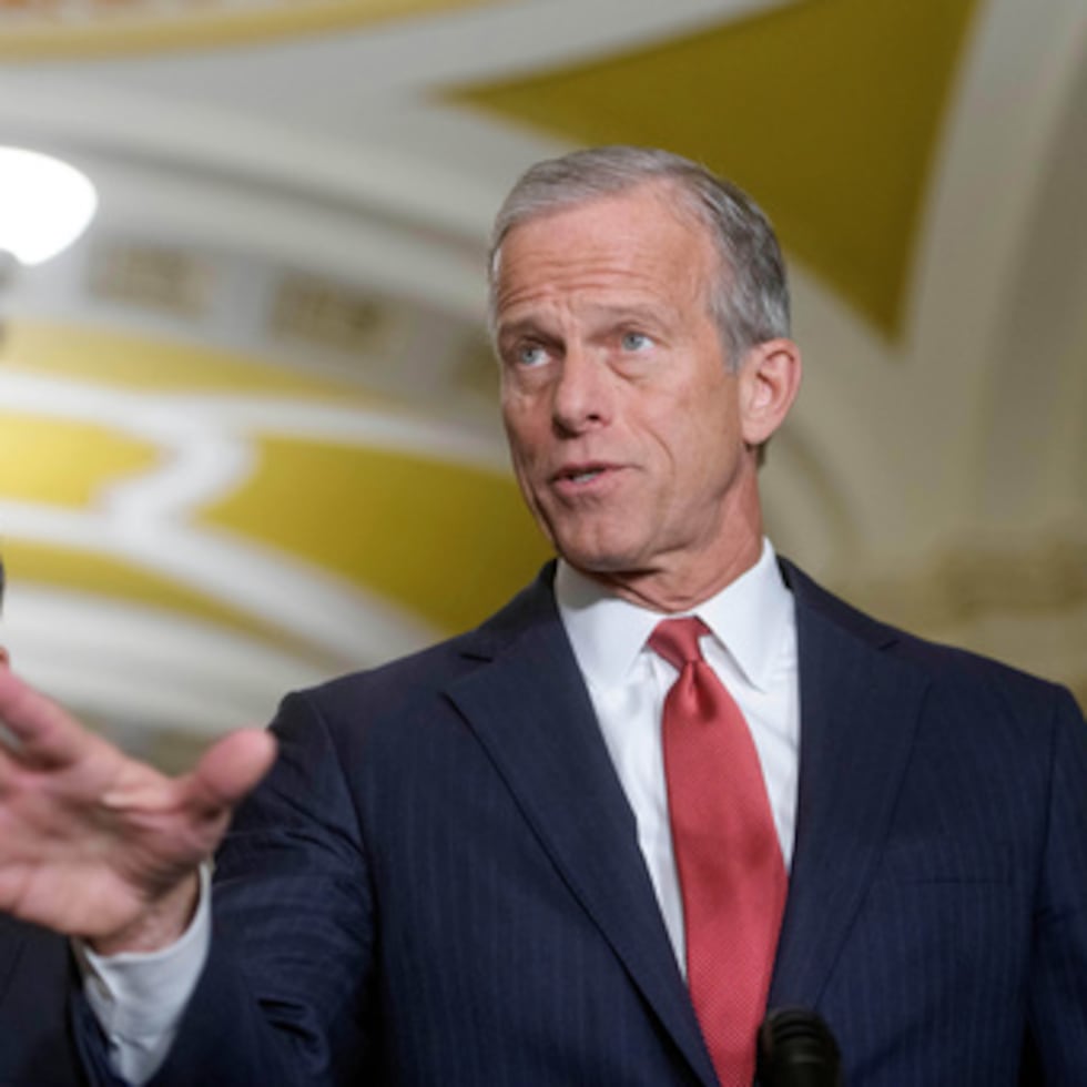 El líder de la mayoría en el Senado, John Thune (derecha), republicano de Dakota del Sur, afirmó que los demócratas no pueden reclamar reformas a ICE si no se atiende ahora el presupuesto de esa oficina.