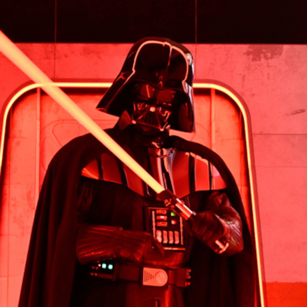 ARCHIVO - Un personaje disfrazado de Darth Vader posa en la experiencia interactiva «Marcha Imperial» de Star Wars, organizada por Hasbro y Amazon, en el Empire State Building el 21 de marzo de 2024, en Nueva York. (Foto de Evan Agostini/Invision/AP, archivo)