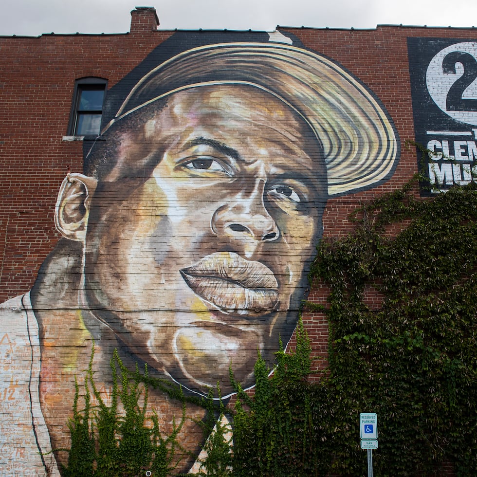 Un mural del legendario Roberto Clemente adorna un edificio en la ciudad de Pittsburgh, hogar de los Pirates.