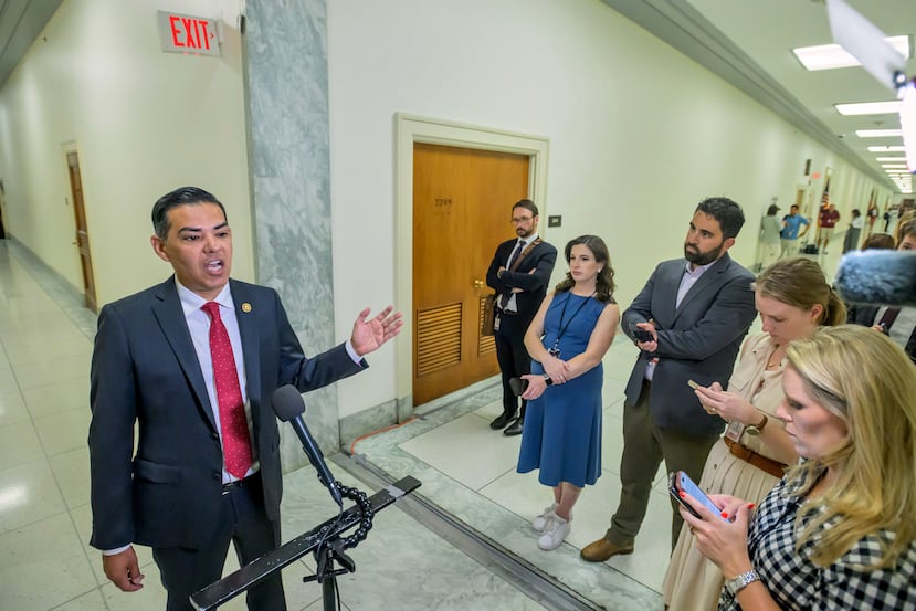 El representante Robert Garcia, demócrata por California y miembro de alto rango del Comité de Supervisión y Reforma Gubernamental de la Cámara de Representantes, llega a una audiencia con la exasesora principal de Goldman Sachs, Kathryn Ruemmler, en relación con sus vínculos con Jeffrey Epstein, en el Capitolio, el miércoles 15 de julio de 2026, en Washington. (Foto AP/Rod Lamkey, Jr.)