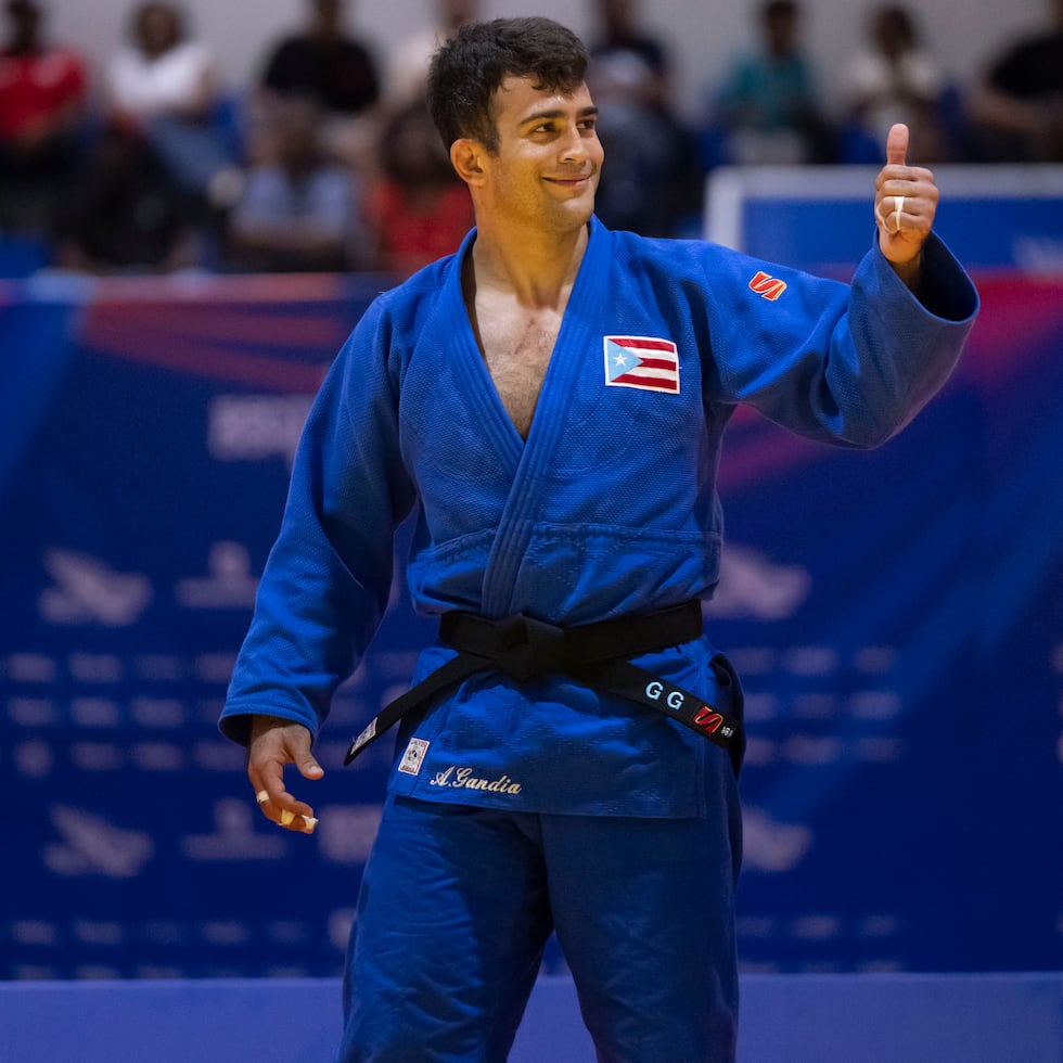 Adrián Gandía celebra tras conquistar la medalla de oro en la división de -81 kilogramos del judo de los Juegos Centroamericanos y del Caribe Santo Domingo 2026.