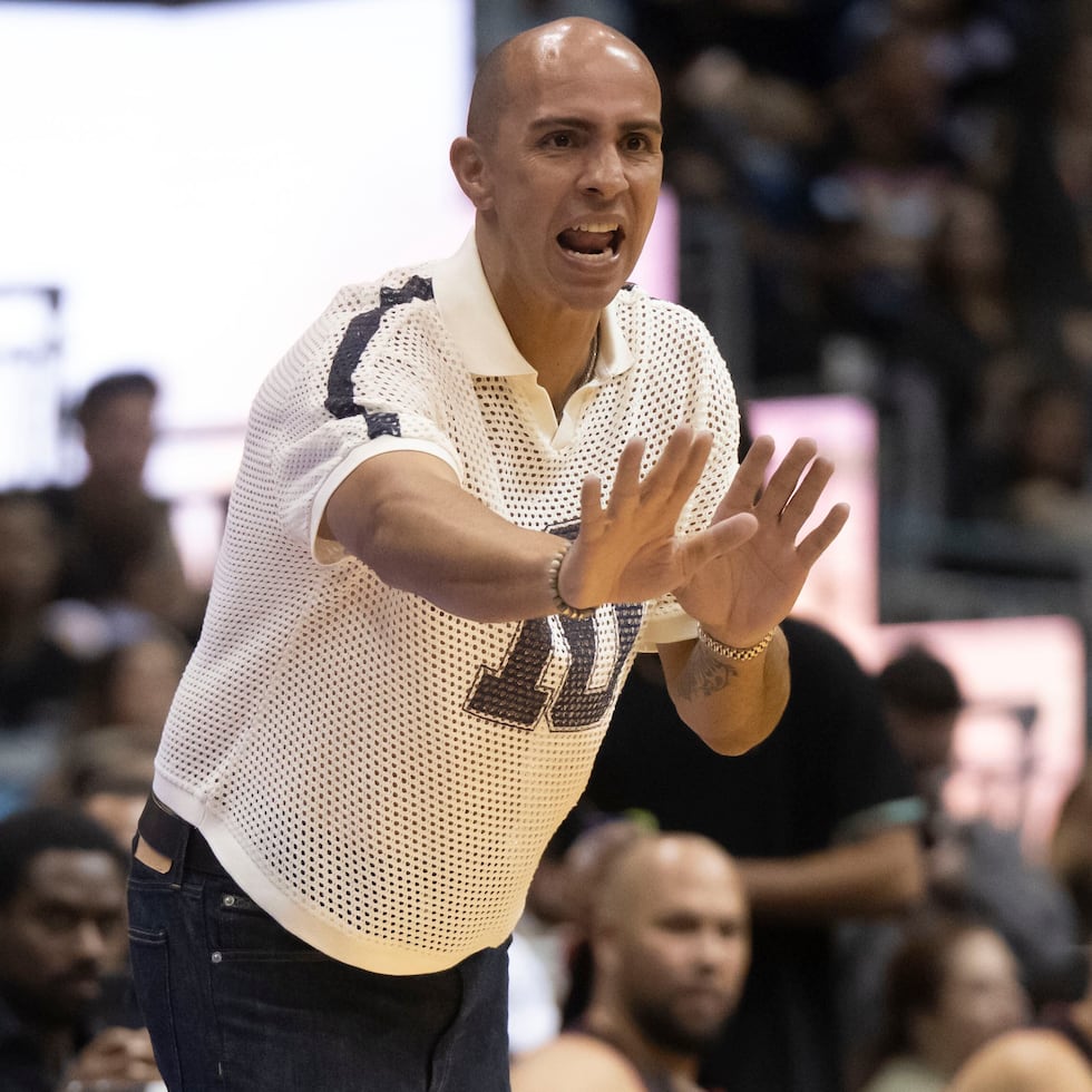 Carlos Arroyo said that it has been difficult to put together the roster for the national team for its two matches on the island.