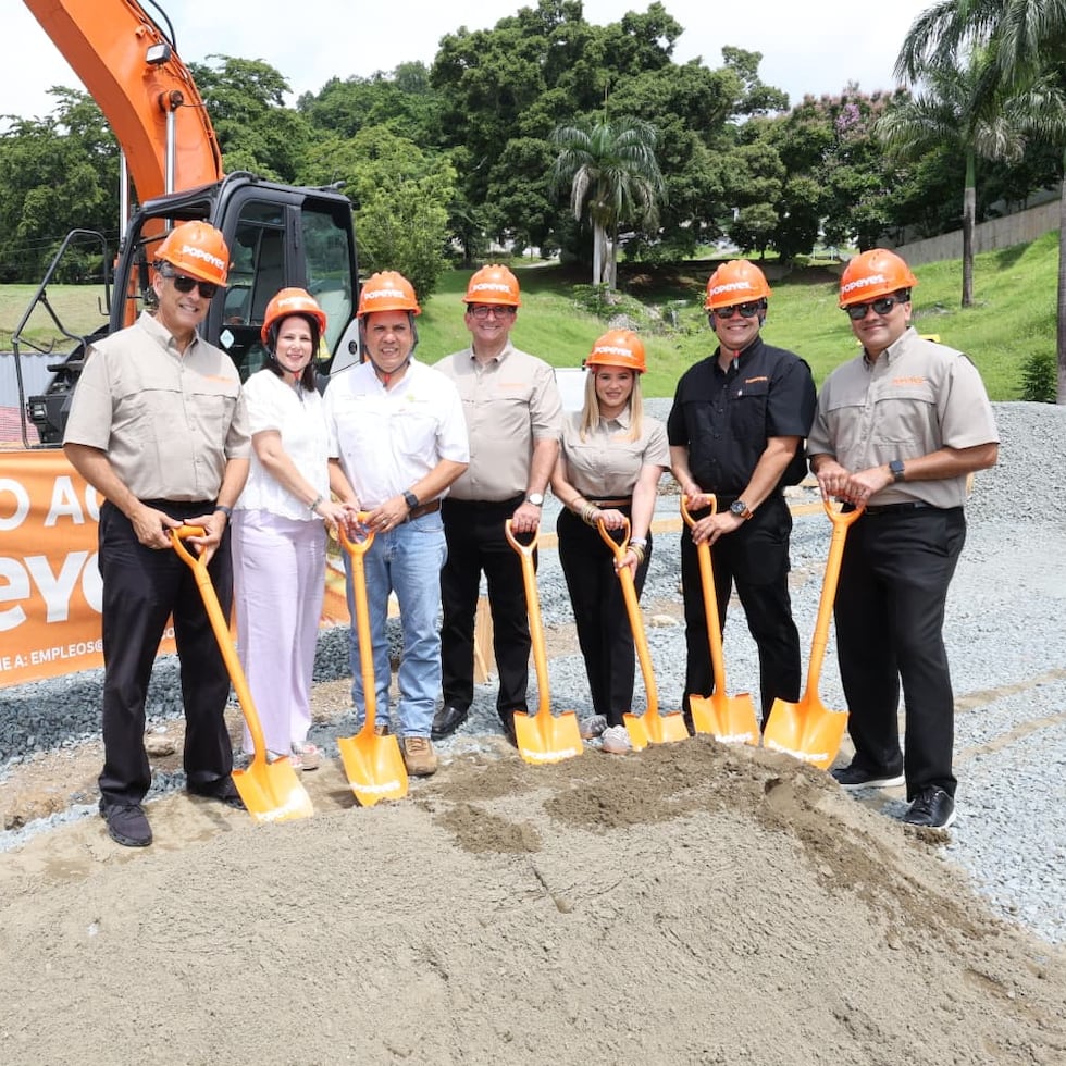 From left to right: Carlos Morell, President and Chief Operating Officer of Restaurant Holding Company (RHC), Popeyes franchisee; the Honorable Fabián Arroyo Rodríguez, Mayor of Lares, accompanied by the First Lady; Fernando Oliver, Chief Executive Officer of RHC; Karla Robles, Popeyes Brand Manager; Roberto Toledo, Popeyes Director of Operations; and Daniel Pérez, RHC Vice President of Marketing.