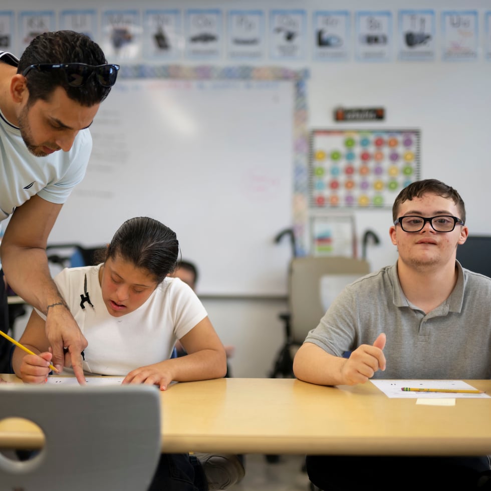 La Escuela La Esperanza, en Puerto Nuevo, es especializada en Educación Especial (para estudiantes con discapacidad intelectual, impedimentos múltiples o síndrome de Down). En la foto, el profesor Sammy Bagasarawala trabaja con Kiaraliz Delgado y Derek Martínez.