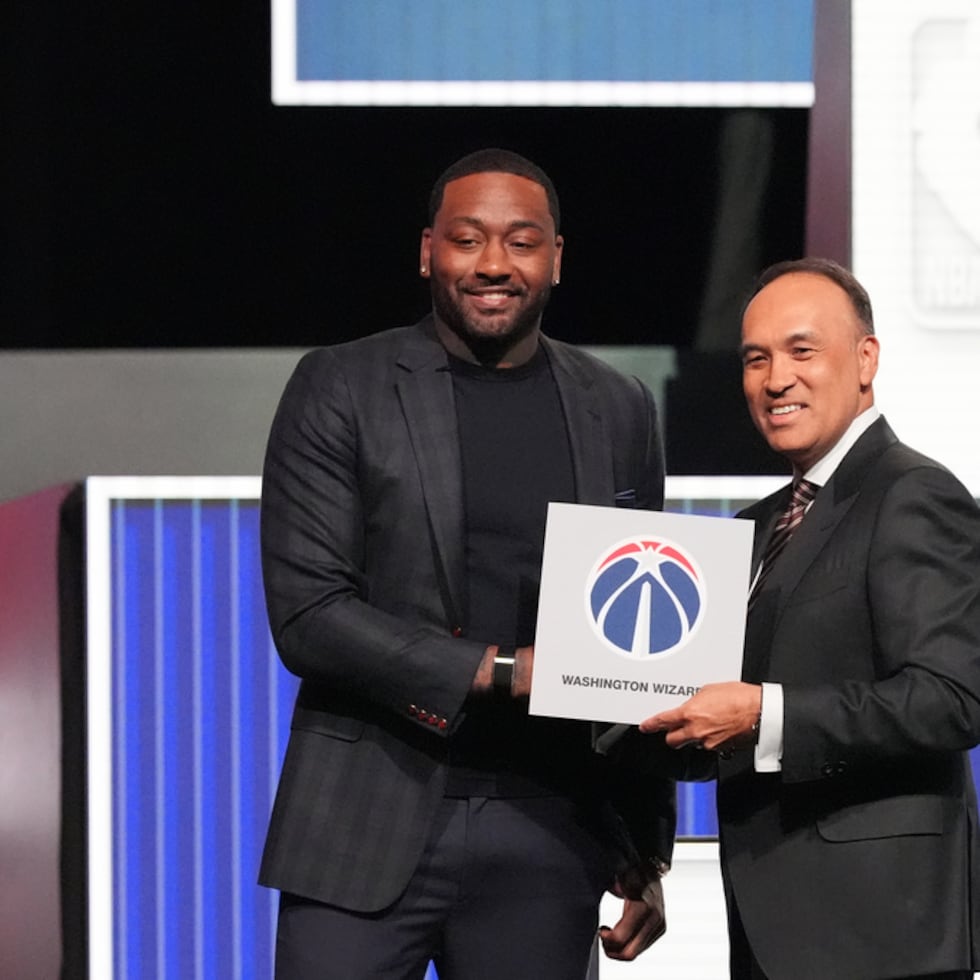 John Wall (izq.), exjugador de los Wizards, junto al comisionado adjunto de la NBA Mark Tatum.