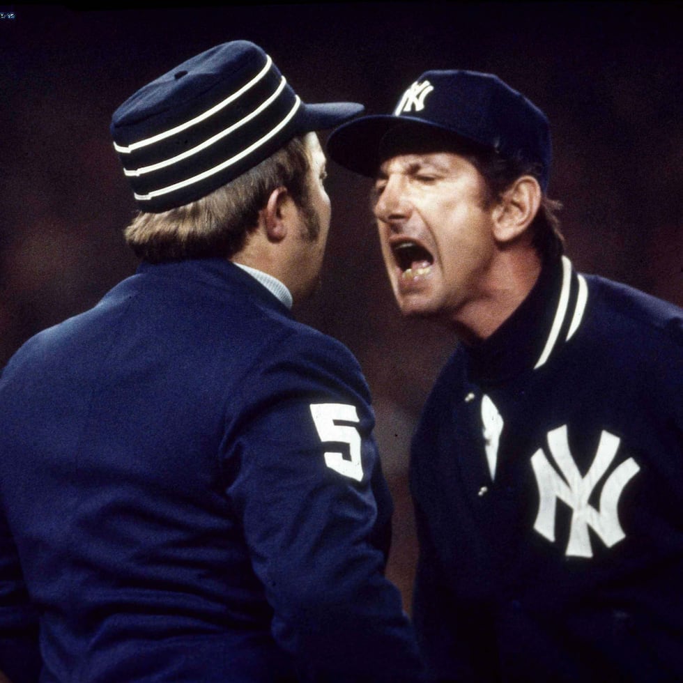 En esta foto del 21 de octubre de 1976, el mánager Billy Martin, de los Yankees de Nueva York, reclama al umpire de primer base Bruce Froemming durante el cuarto juego de la Serie Mundial contra los Reds de Cincinnati, en Nueva York.