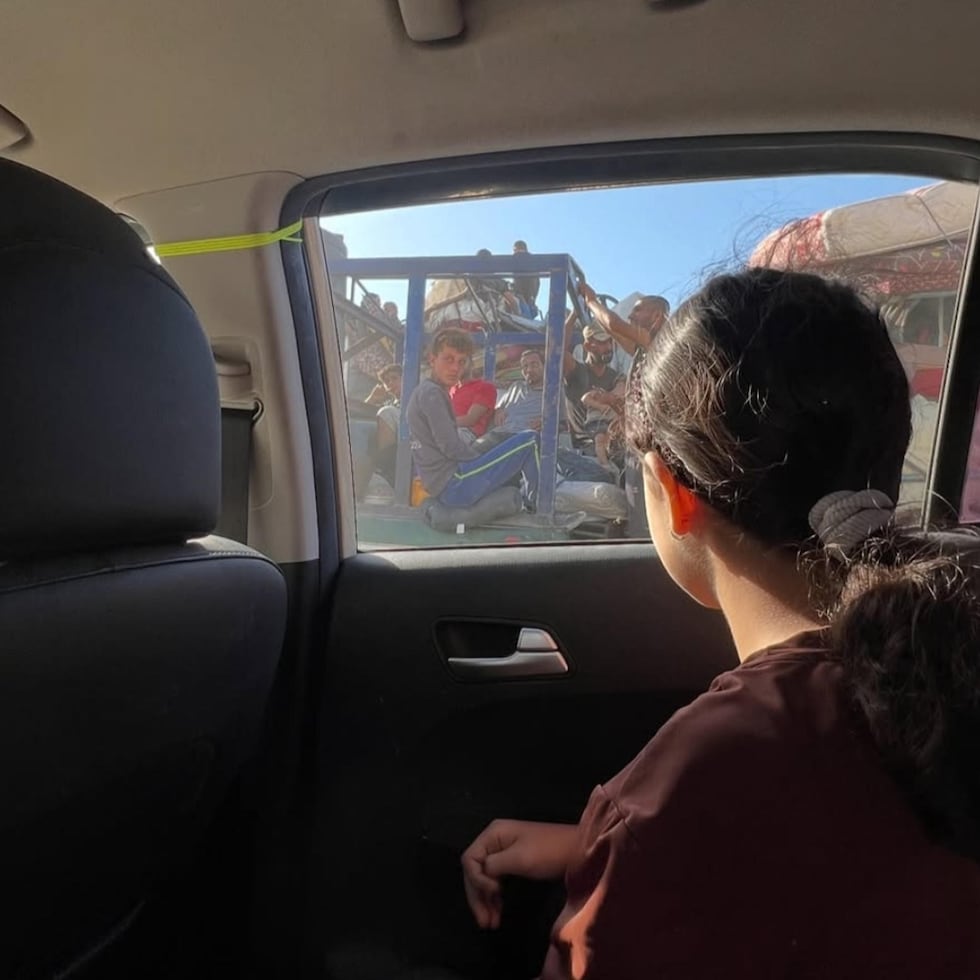 La niña gazatí Jenaan Nabil, de solo 10 años, mira desde el cristal del coche mientras se desplaza junto a su familia debido a la guerra. EFE/Jenaan Nabil