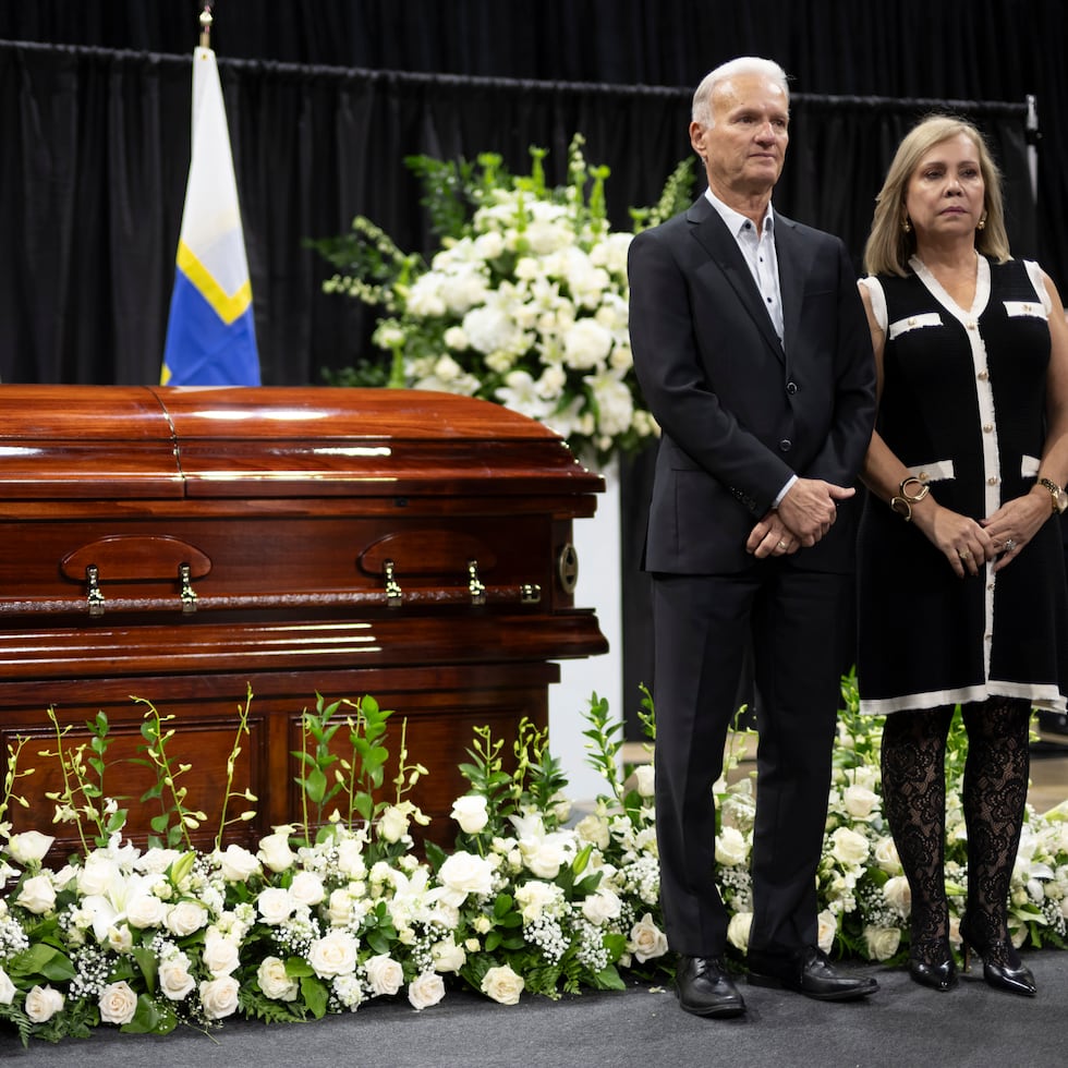 Guardia con el actual alcalde de Bayamón e hijo del difunto, Ramón Luis Rivera Cruz, junto a su esposa Narel Waleska Colón.