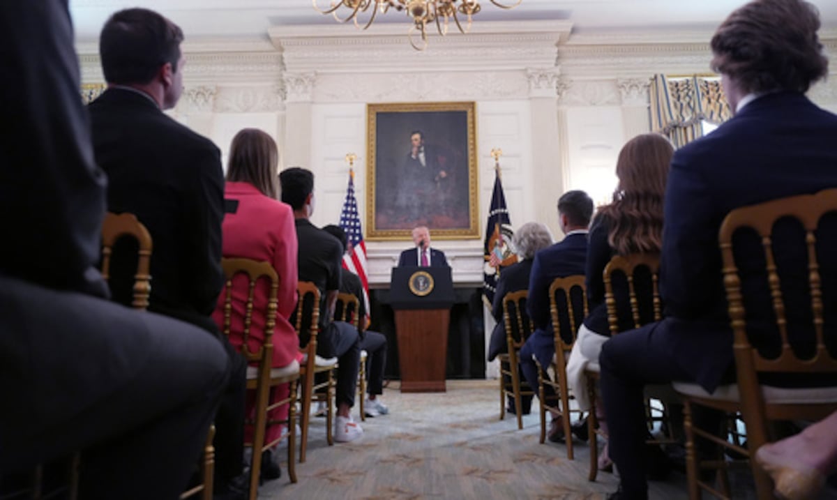 Trump renueva su petición de que el Congreso apruebe ley para controlar el deporte universitario