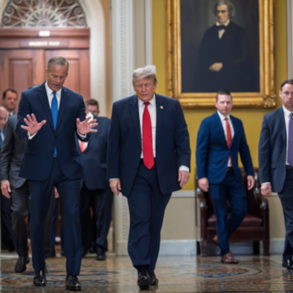 El presidente Donald Trump, acompañado por el líder de la mayoría del Senado, John Thune, republicano por Dakota del Sur, se dirige a una reunión con los republicanos del Senado en el Capitolio, en Washington.