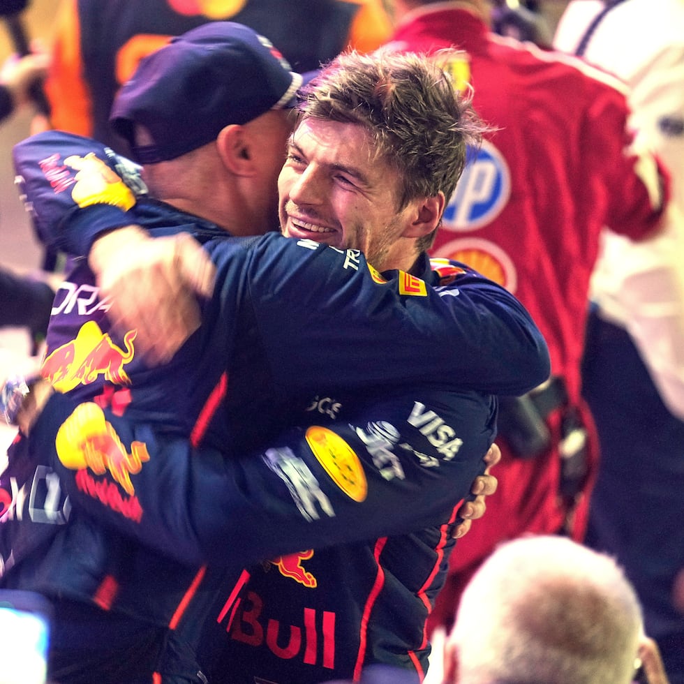 Max Verstappen celebra con su equipo de Red Bull tras la victoria.
