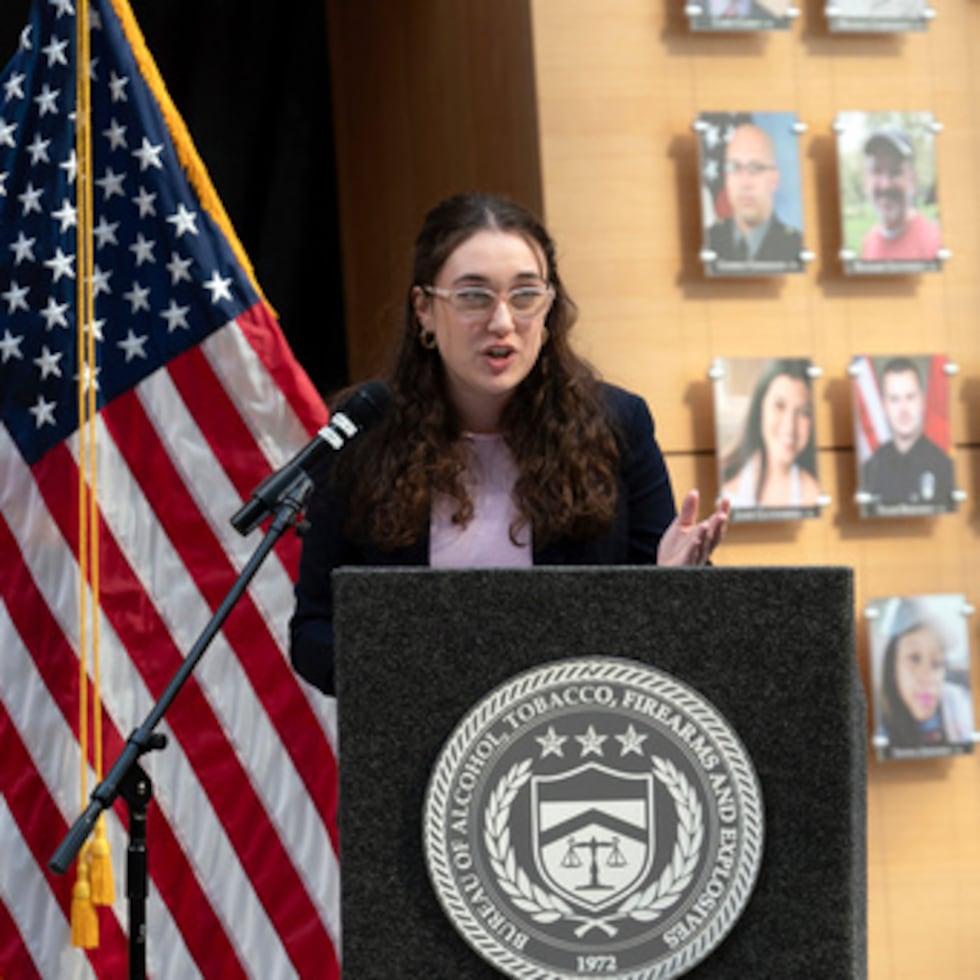 En 2019, cuando tenía 15 años de edad, Mia Tretta recibió un disparo en el abdomen durante un tiroteo masivo en Saugus High School en Santa Clarita, California.