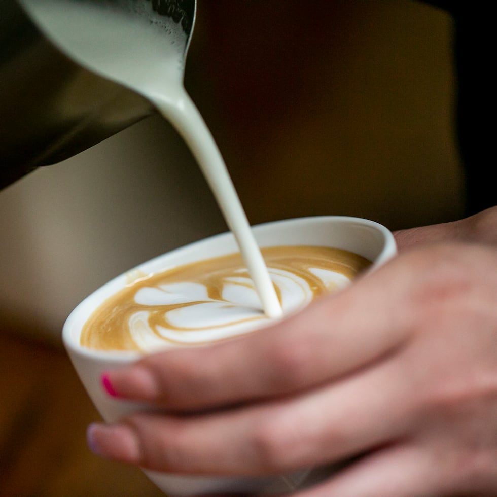 Factores como el peso corporal, medicamentos, enfermedades preexistentes y sensibilidad individual pueden modificar el límite tolerable de café en cada persona.