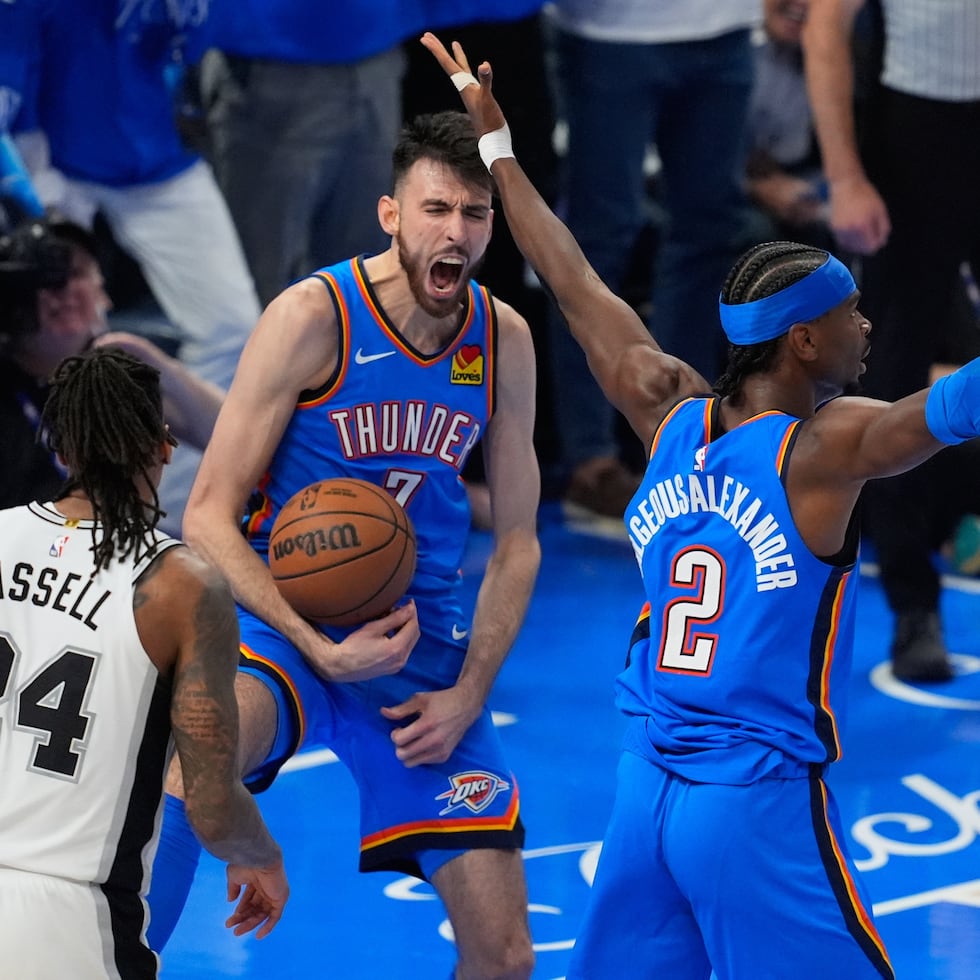 Chet Holmgren, del Thunder de Oklahoma City, festeja con su compañero Shai Gilgeous-Alexander (2) tras una volcada en el segundo juego de la final de la Conferencia Oeste ante los Spurs de San Antonio, el miércoles 20 de mayo de 2026 (AP Foto/Tony Gutiérrez)