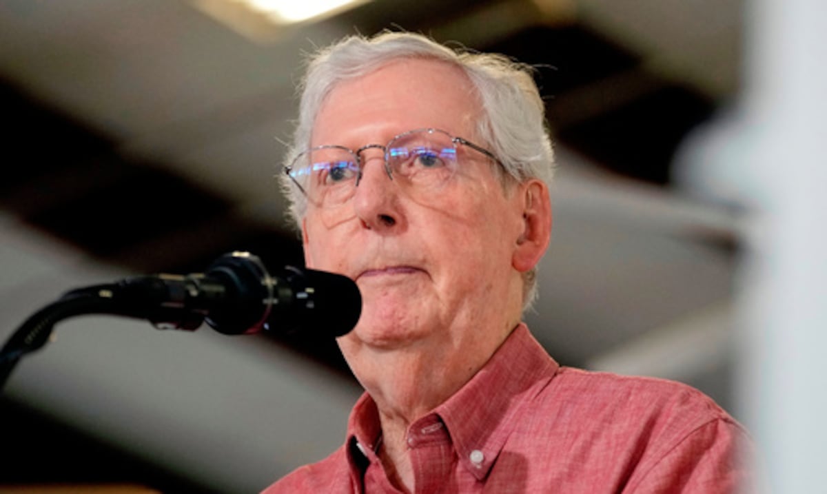 McConnell revela que una caída causó su hospitalización; se recupera en centro de rehabilitación
