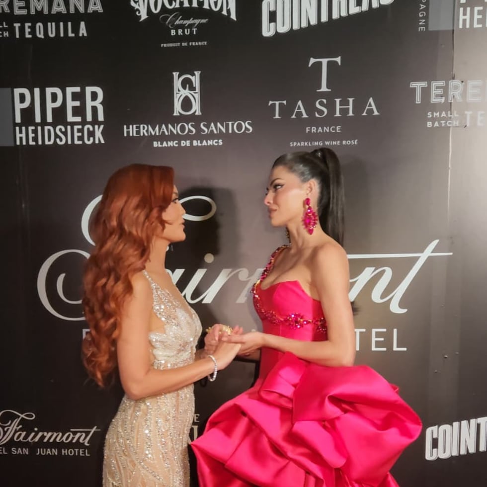 Zuleyka Rivera y Jennifer Barreto durante su encuentro en la alombra roja de la celebración.