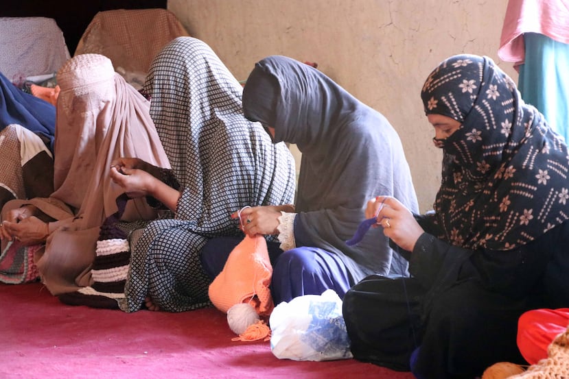Mujeres afganas trabajan en una sastrería en Kandahar, Afganistán.