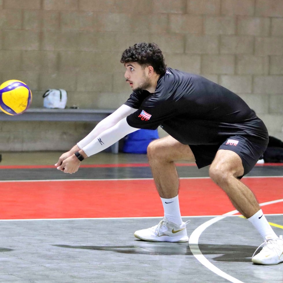 Axel Meléndez, de 6'10" de estatura, durante una práctica de la Selección Nacional que se prepara para jugar en el Final Four de Norceca en México.