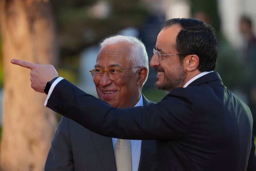 El presidente del Consejo Europeo, Antonio Costa (al fondo), es recibido por el presidente chipriota, Nikos Christodoulides, antes de la Cumbre de la UE en Ayia Napa, Chipre, el jueves 23 de abril de 2026. (Foto AP/Petros Karadjias)